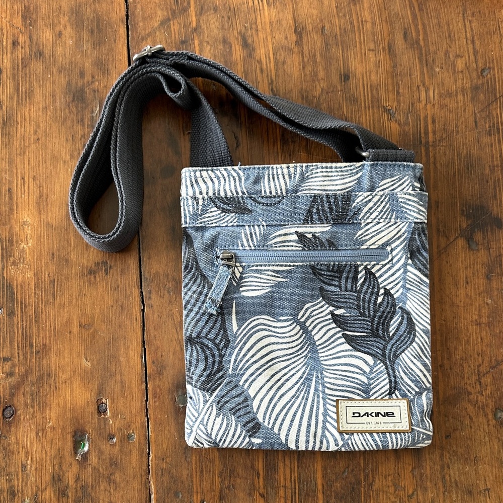 Dakine Blue and White Leaf-Print Crossbody Belt Bag